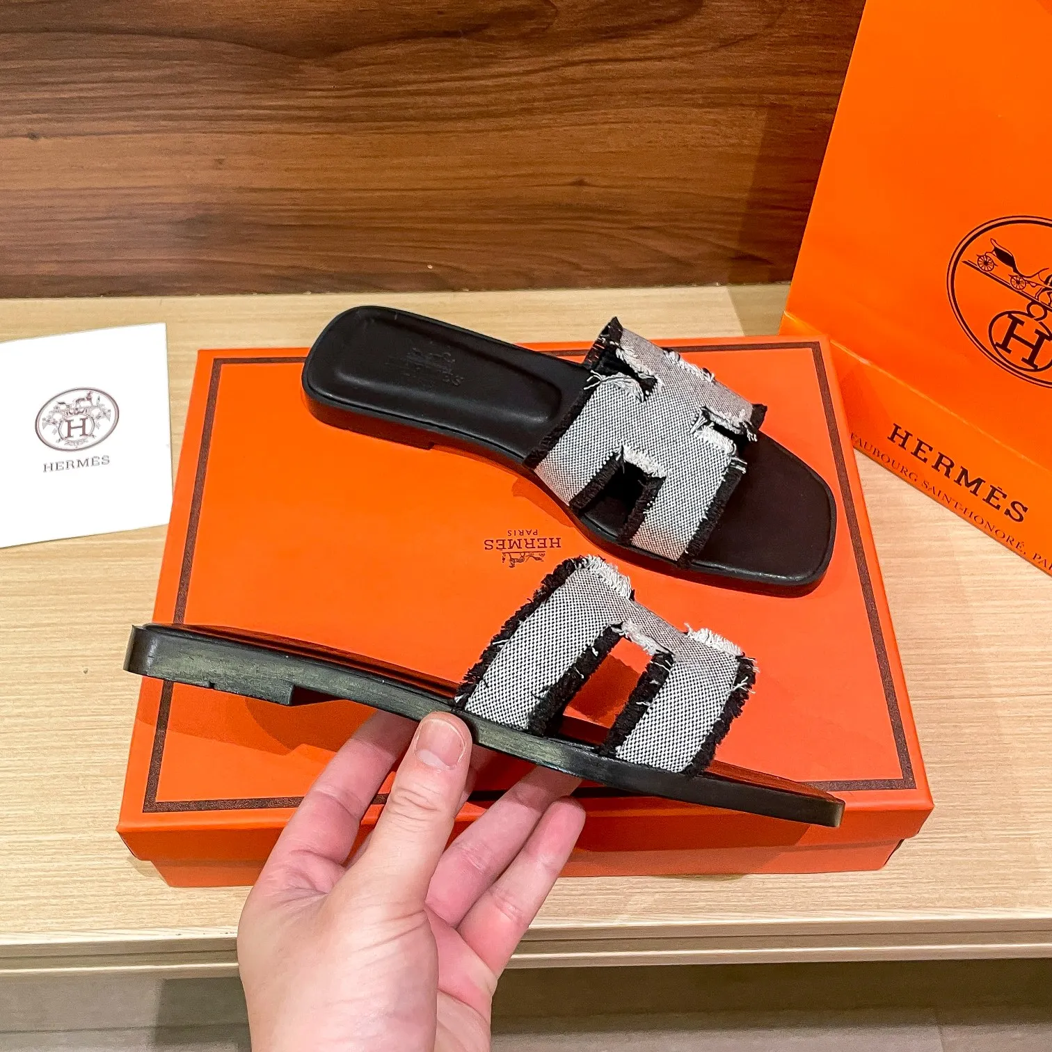 👟👟Ex-factory price 480👟👟 Hermes/Hermes new oran tassel slippers, eyelash slippers, classic slippers, exclusively customized dyed jacquard cotton fabric, woven in white and original colors! Purely hand-drawn raw edge craftsmanship creates a tassel effect. The lining and insole are made of imported soft lambskin and genuine leather outsole. Summer is here, and everyone has a pair, a must-have when going out! It doesn't rub your feet at all and is super comfortable on your feet. black pink green brown size: 35-41